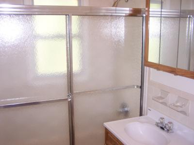 Glisser Gardens Bathroom
