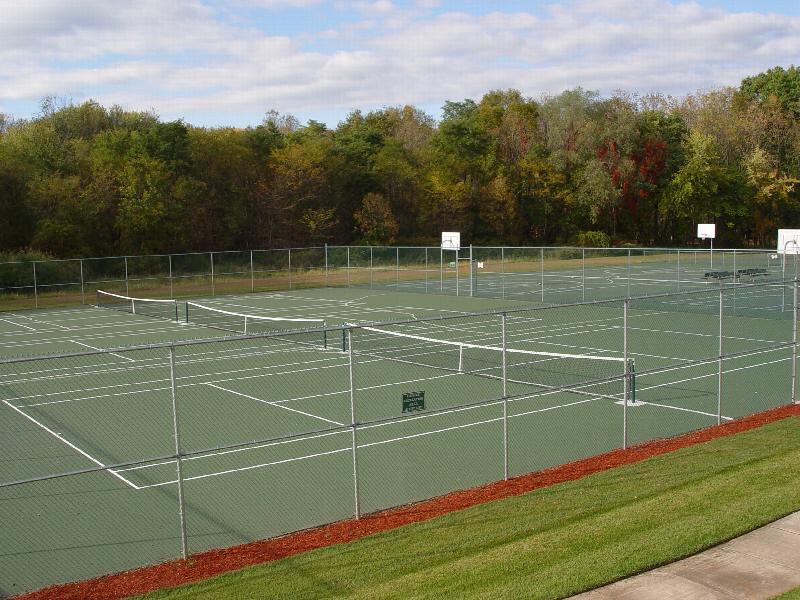 Photo of the multiple tennis courts and basketballs located at Sun Valley for the tenants use.