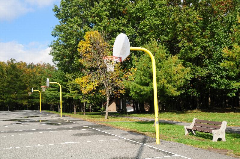 William Warren Park located near Convery Gardens image of multiple basketball courts with a bench for seating.